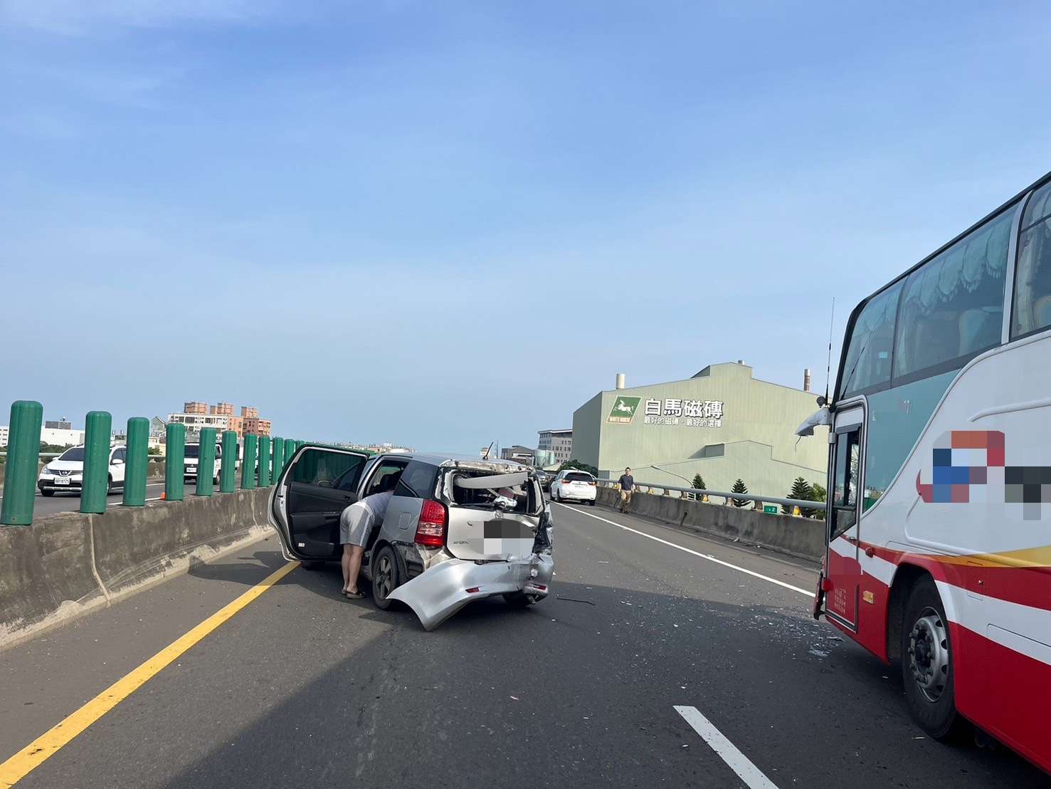 女駕駛變換車道遭大客車追撞 2自小客受波及 S 16302249