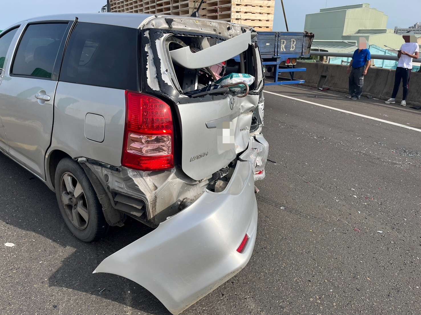 女駕駛變換車道遭大客車追撞 2自小客受波及 S 16302251