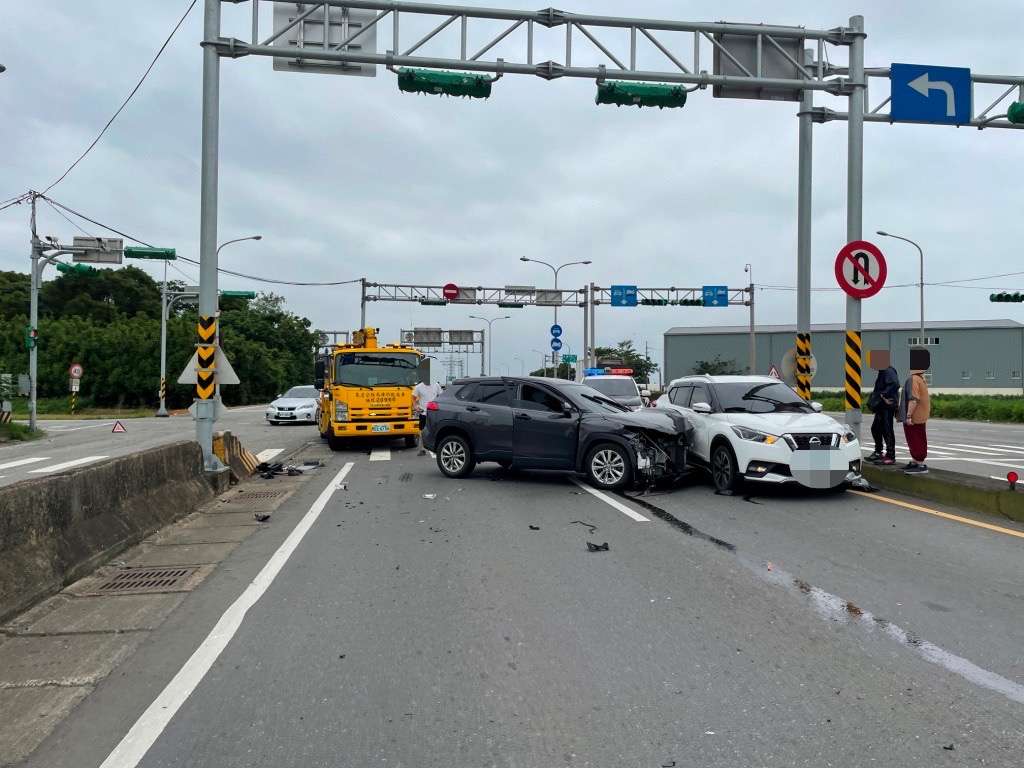 【有片】楊梅轎車右轉遭猛撞 反彈波及2車釀1傷 S 16375948