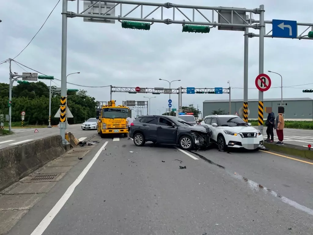 【有片】楊梅轎車右轉遭猛撞 反彈波及2車釀1傷 S 16375948