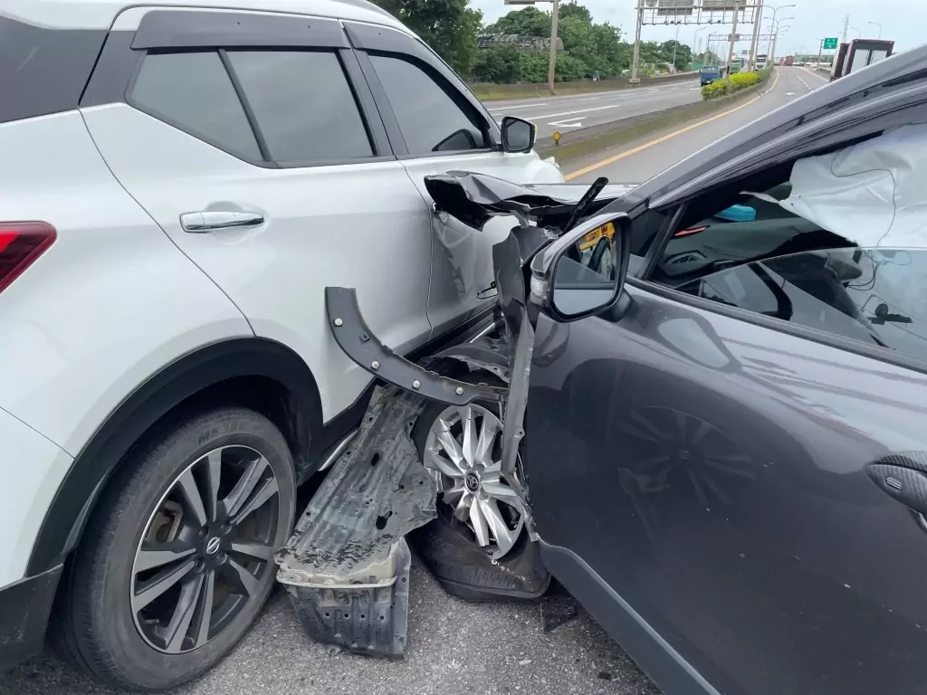 【有片】楊梅轎車右轉遭猛撞 反彈波及2車釀1傷 S 16375949