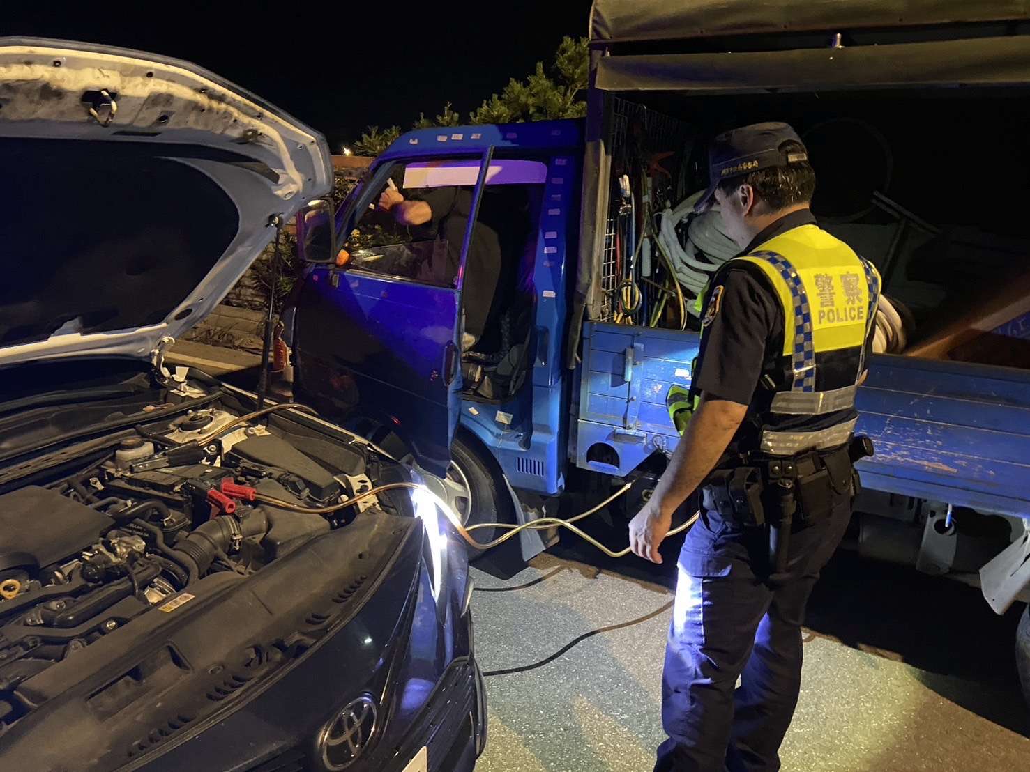 深夜車輛拋錨偏僻道路 楊梅警熱心伸援助返家 S 16687163