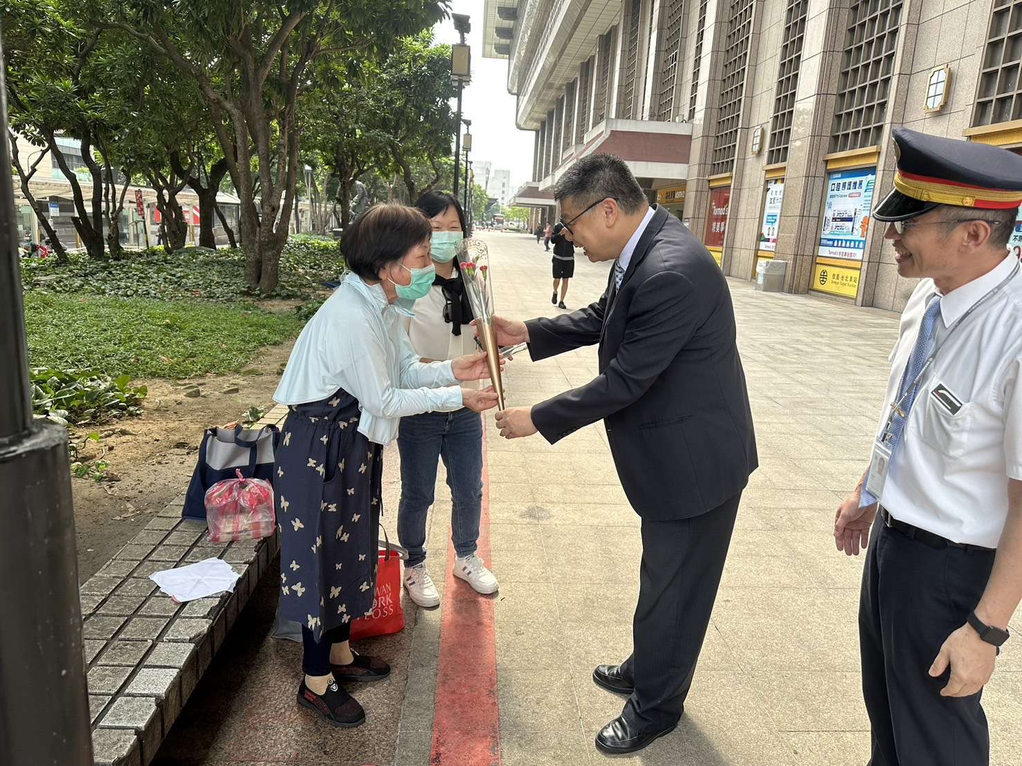 台鐵加開列車加強母親節疏運 致贈康乃馨花束賀節 S 1892377