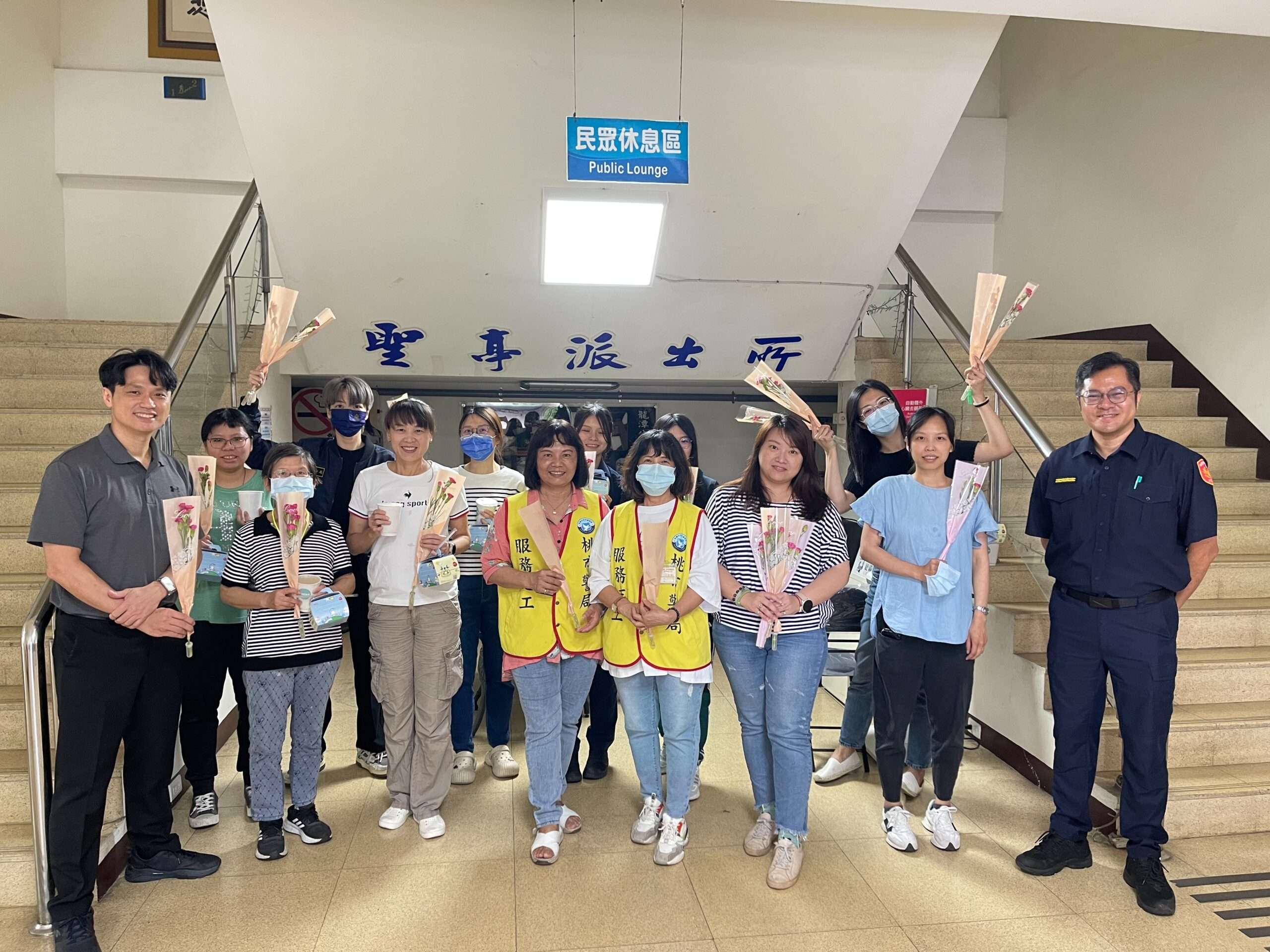 龍潭警慶祝母親節 贈女警康乃馨 S 22593879 0 scaled