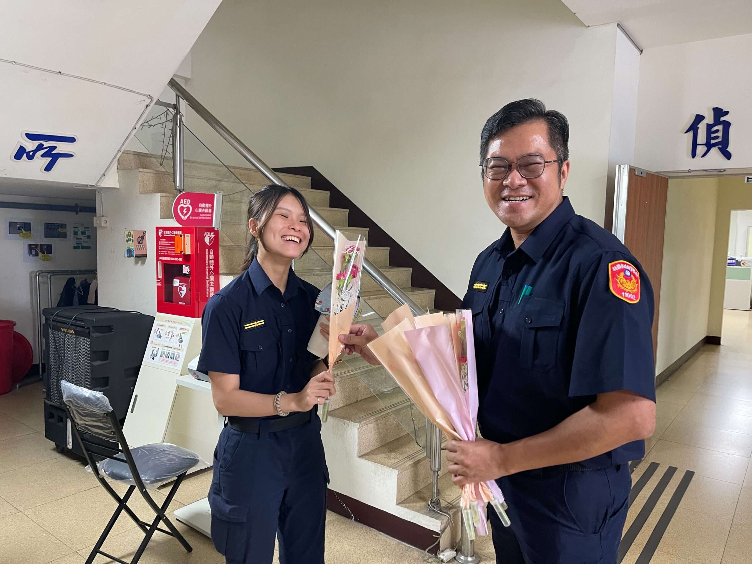 龍潭警慶祝母親節 贈女警康乃馨 S 22593883 0 scaled