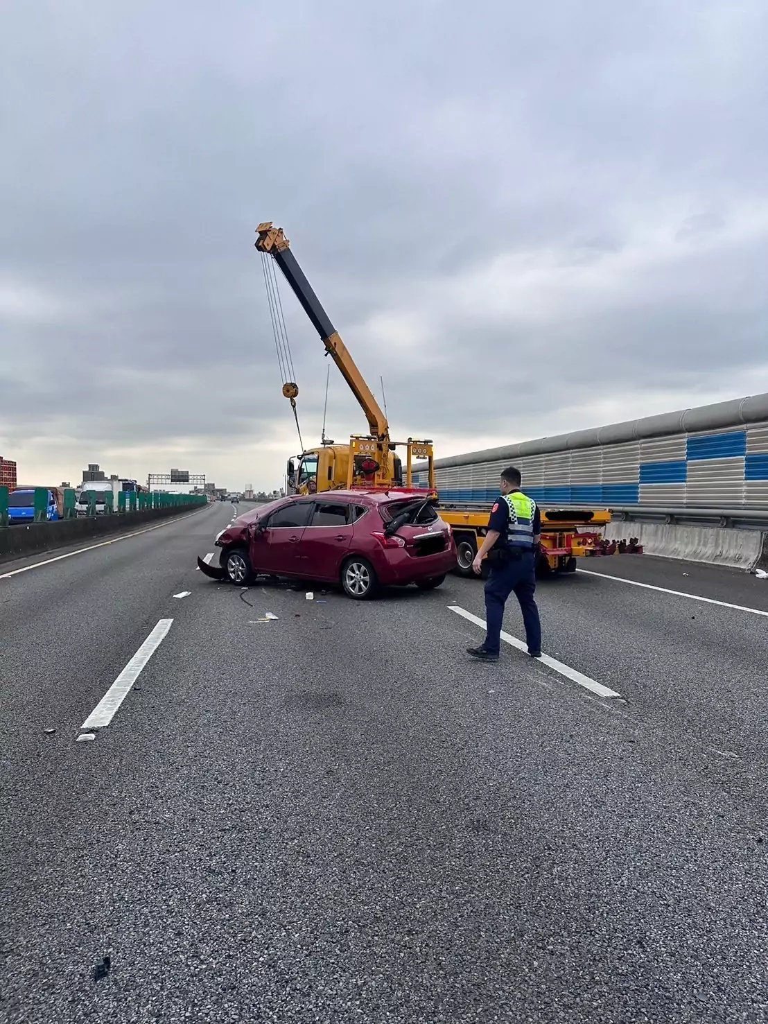 疑遭內側超車不慎撞上 國2西向自小客翻覆路中 S 23715898 0