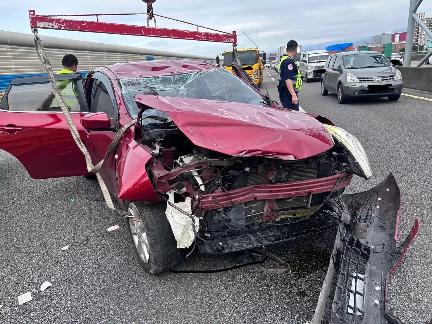 疑遭內側超車不慎撞上 國2西向自小客翻覆路中 S 23715899 0