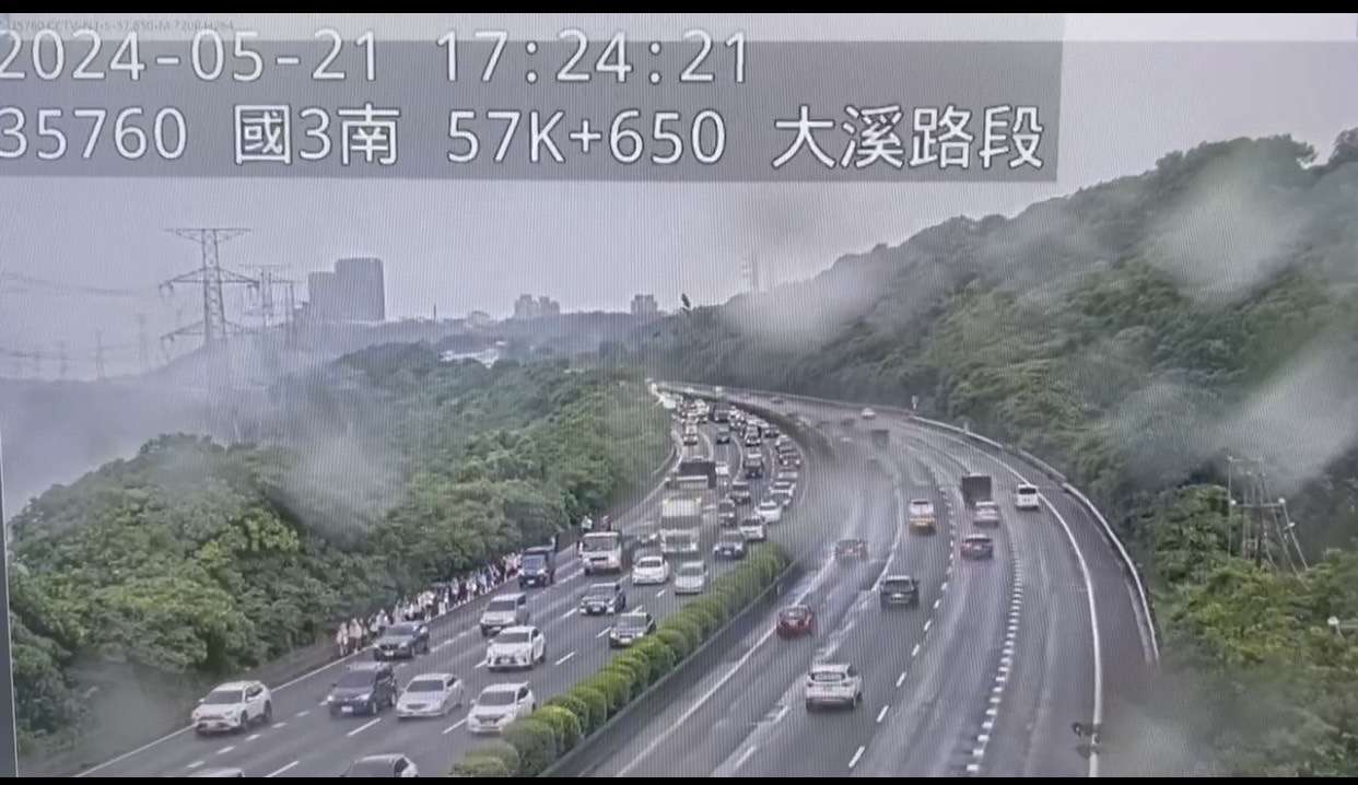 學校專車拋錨 學生國3路肩大縱走 S 25632781 0