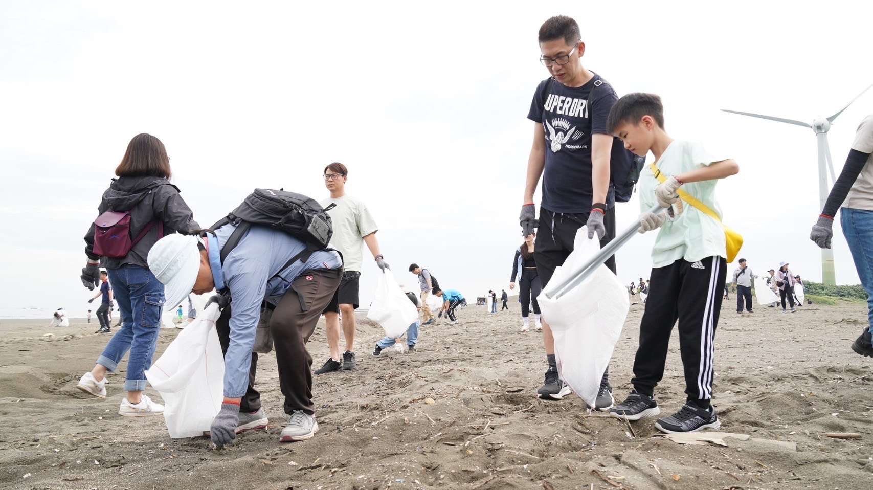 桃園「世界海洋日」活動今起盛大登場 號召逾1400人淨灘 S 30638140 0
