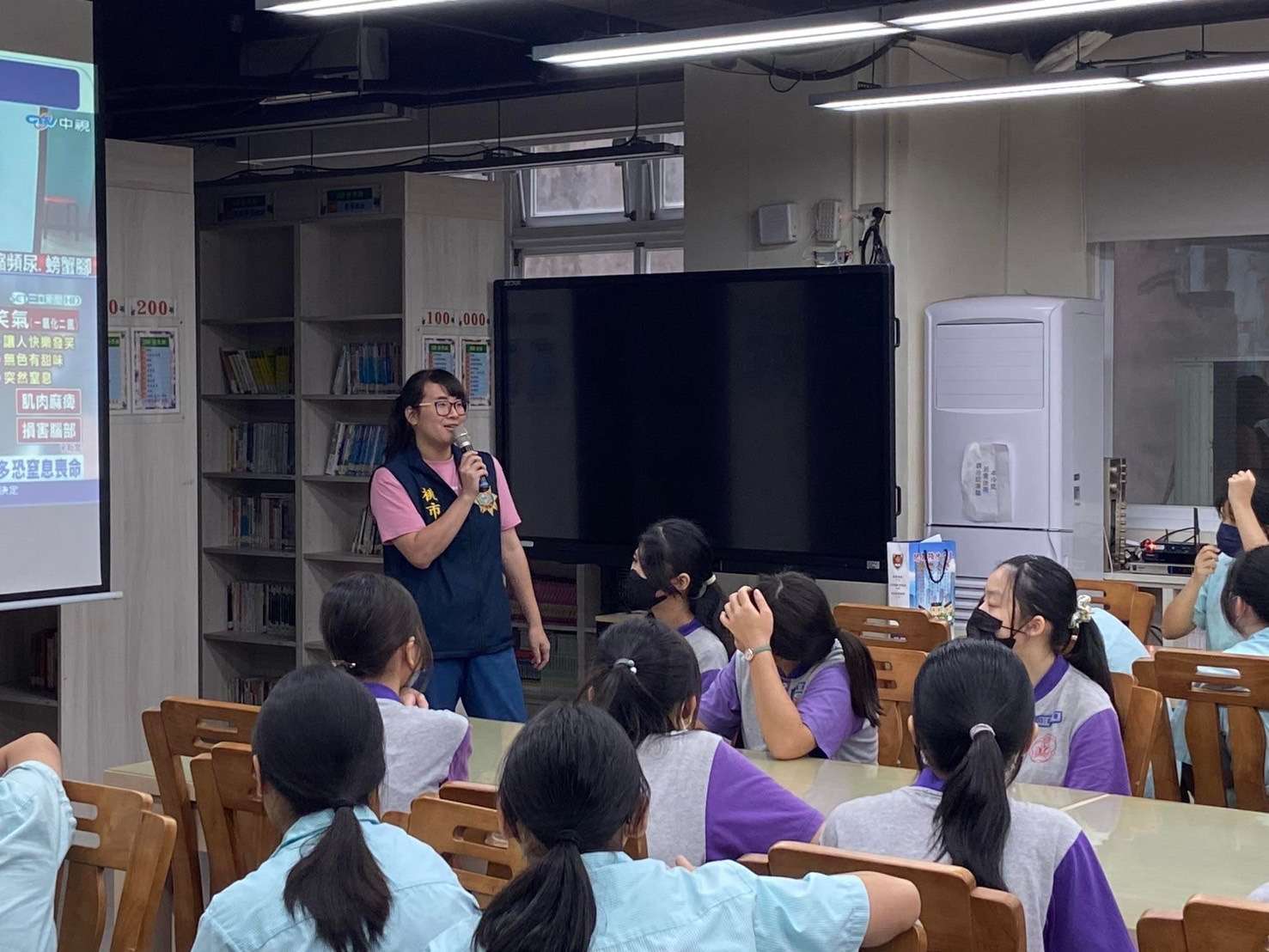 楊梅警、少年隊前進楊梅國中 教學子識破詐團手法 S 32612927 0