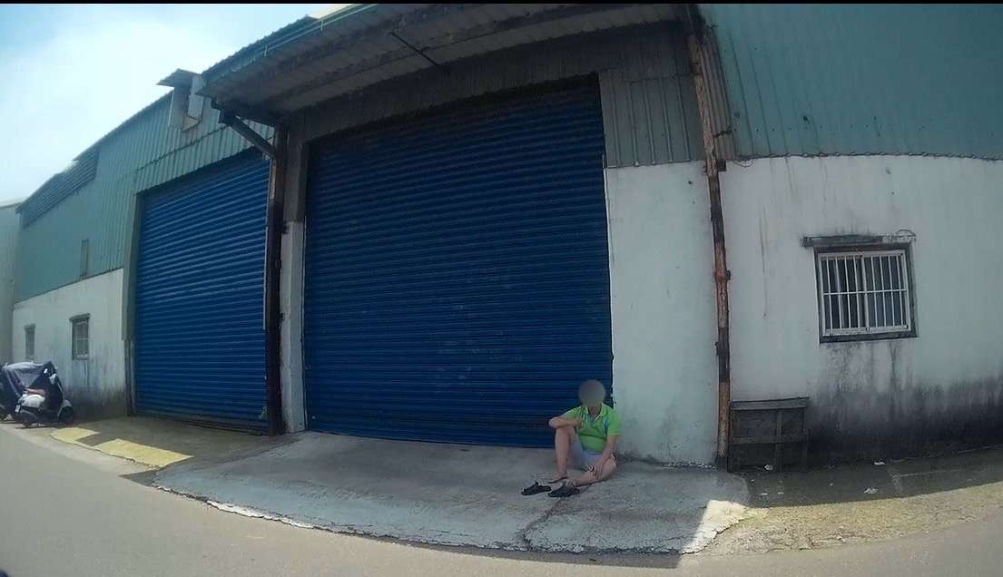 身心障男坐地上喃喃自語 龜山警靠1招查身分 S 345333765