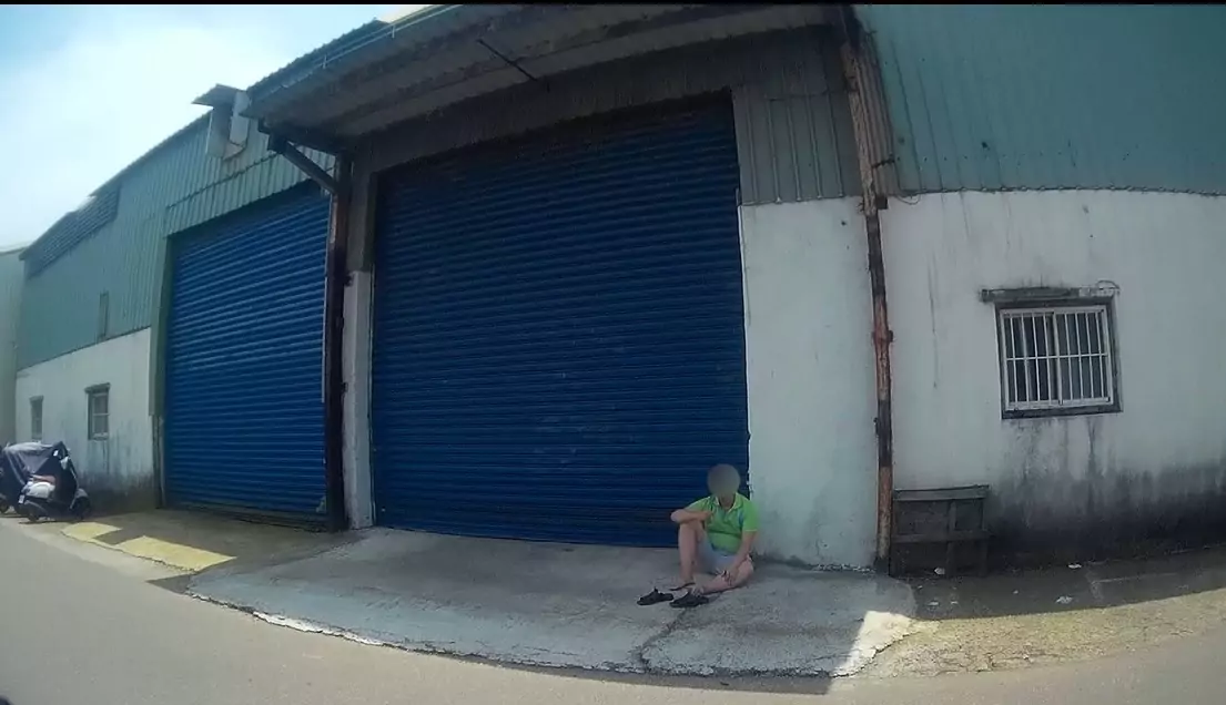 身心障男坐地上喃喃自語 龜山警靠1招查身分 身心障男坐地上喃喃自語 龜山警靠1招查身分