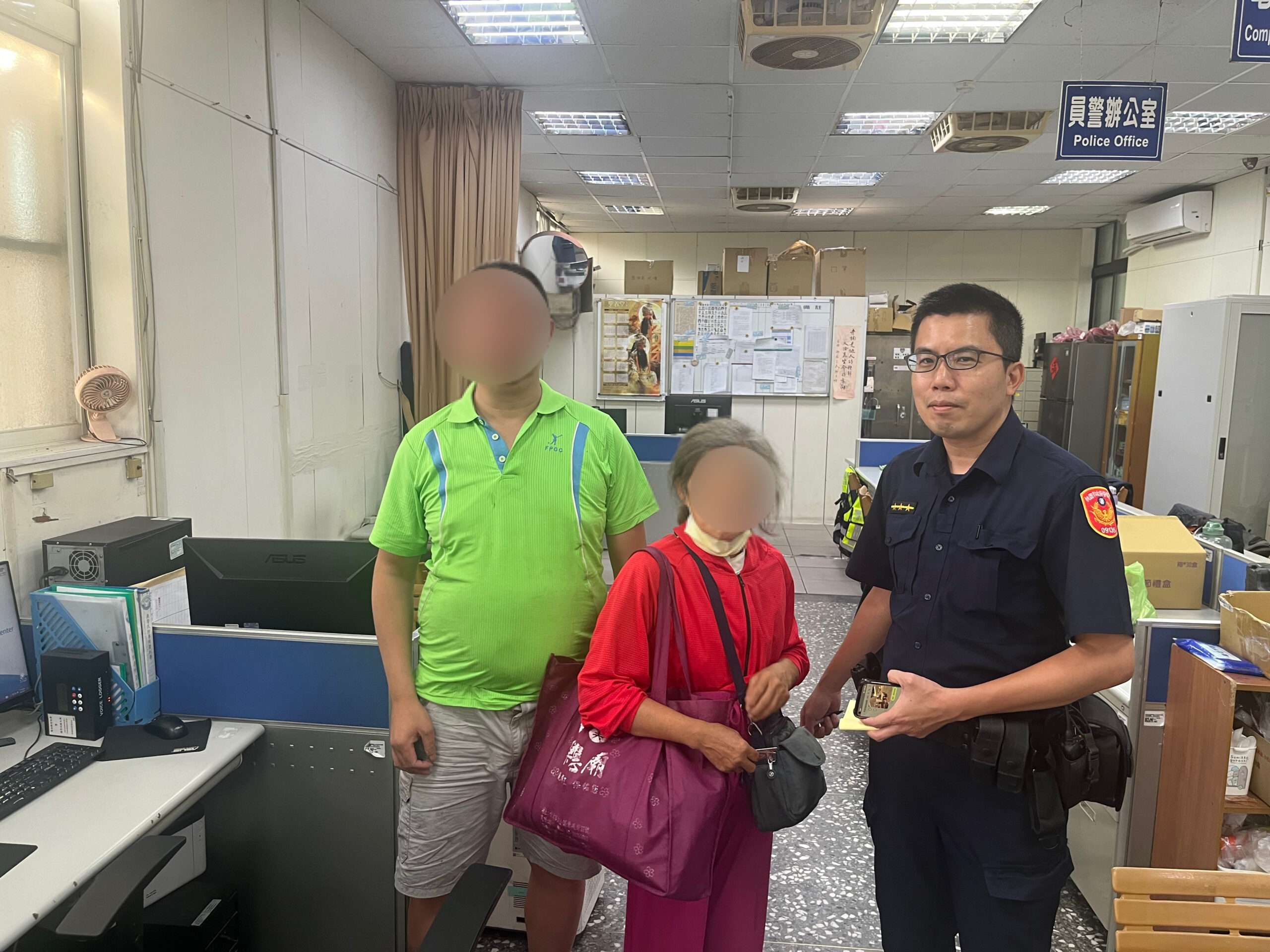 身心障男坐地上喃喃自語 龜山警靠1招查身分 S 345333766 scaled