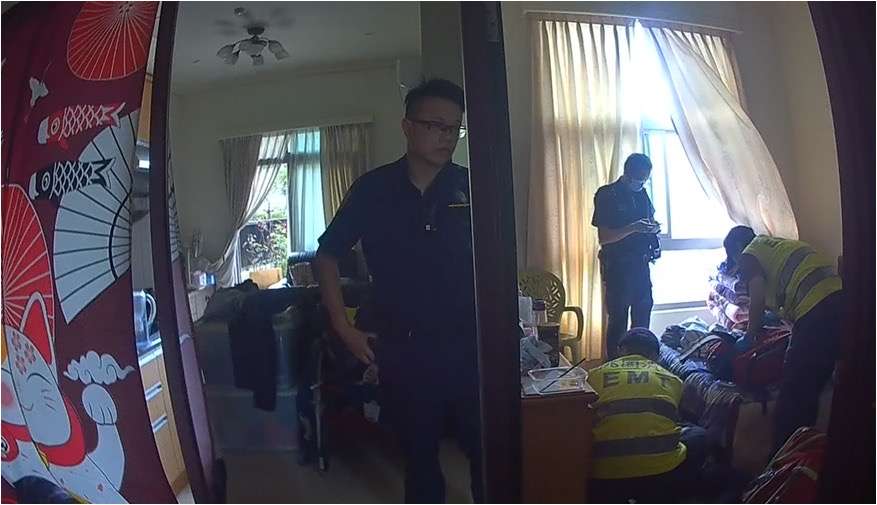 7旬獨居翁失聯 龜山警到家驚見他倒臥床邊 S 347152444