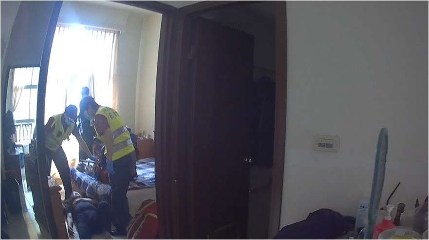 7旬獨居翁失聯 龜山警到家驚見他倒臥床邊 S 347152445