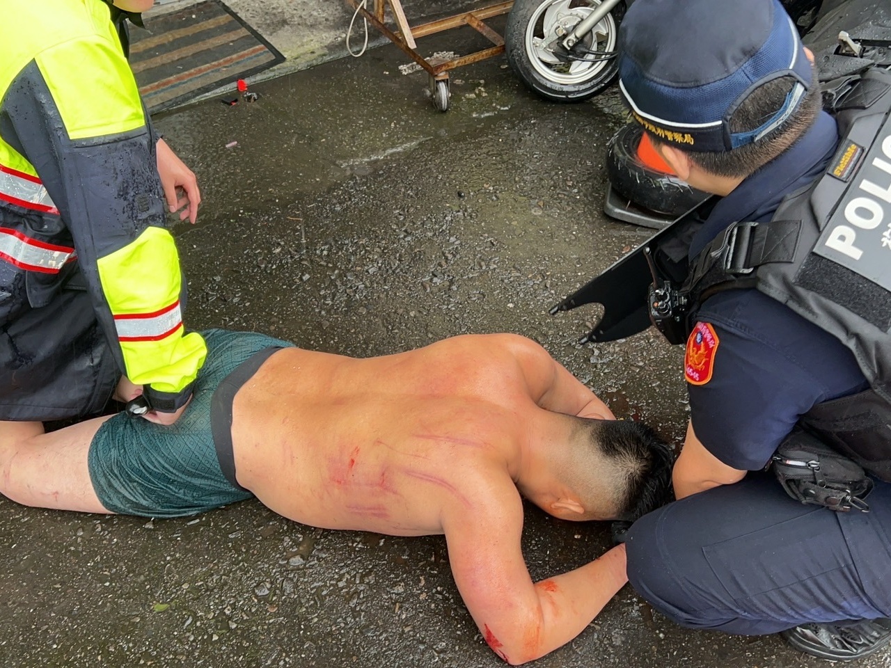 【有片】持毒躲旅館遭警查緝 赤膊男竟冒險跳窗落跑 S 35586559 0