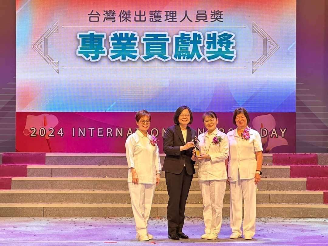 林口長庚陳麗貞獲台灣護理學會專業貢獻獎殊榮 蔡英文親自表揚 S 3695145