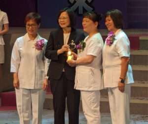 助新手媽媽正確哺餵母乳 林口長庚柳素真獲頒傑出護理人員獎