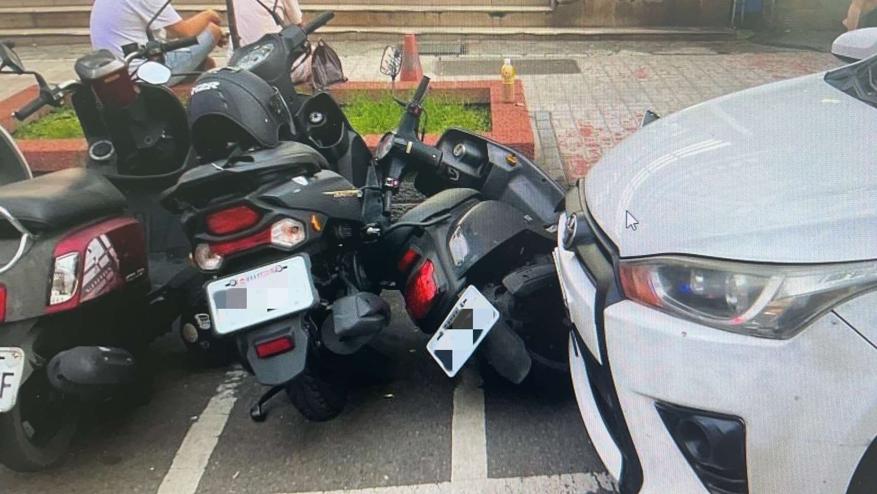 自小客連撞10汽機車 壢警查身分意外逮通緝犯 S 43638980