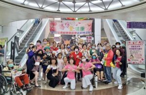 桃醫邀民眾寫母親節卡片傳情 8旬嬤1舉動有洋蔥