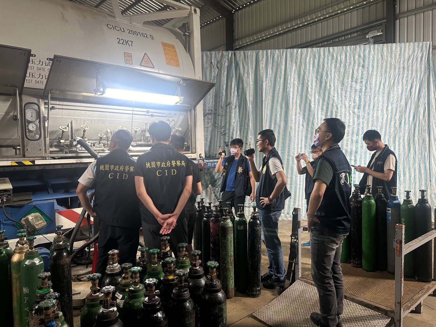 桃園環警破獲最大宗非法笑氣場 ISO TANK裝16公噸市價8500萬笑氣 S 4767911 0
