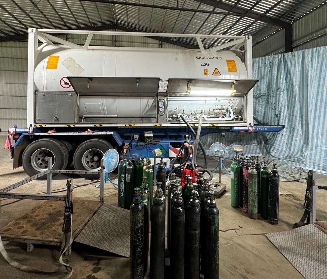 桃園環警破獲最大宗非法笑氣場 ISO TANK裝16公噸市價8500萬笑氣 S 4767918 0