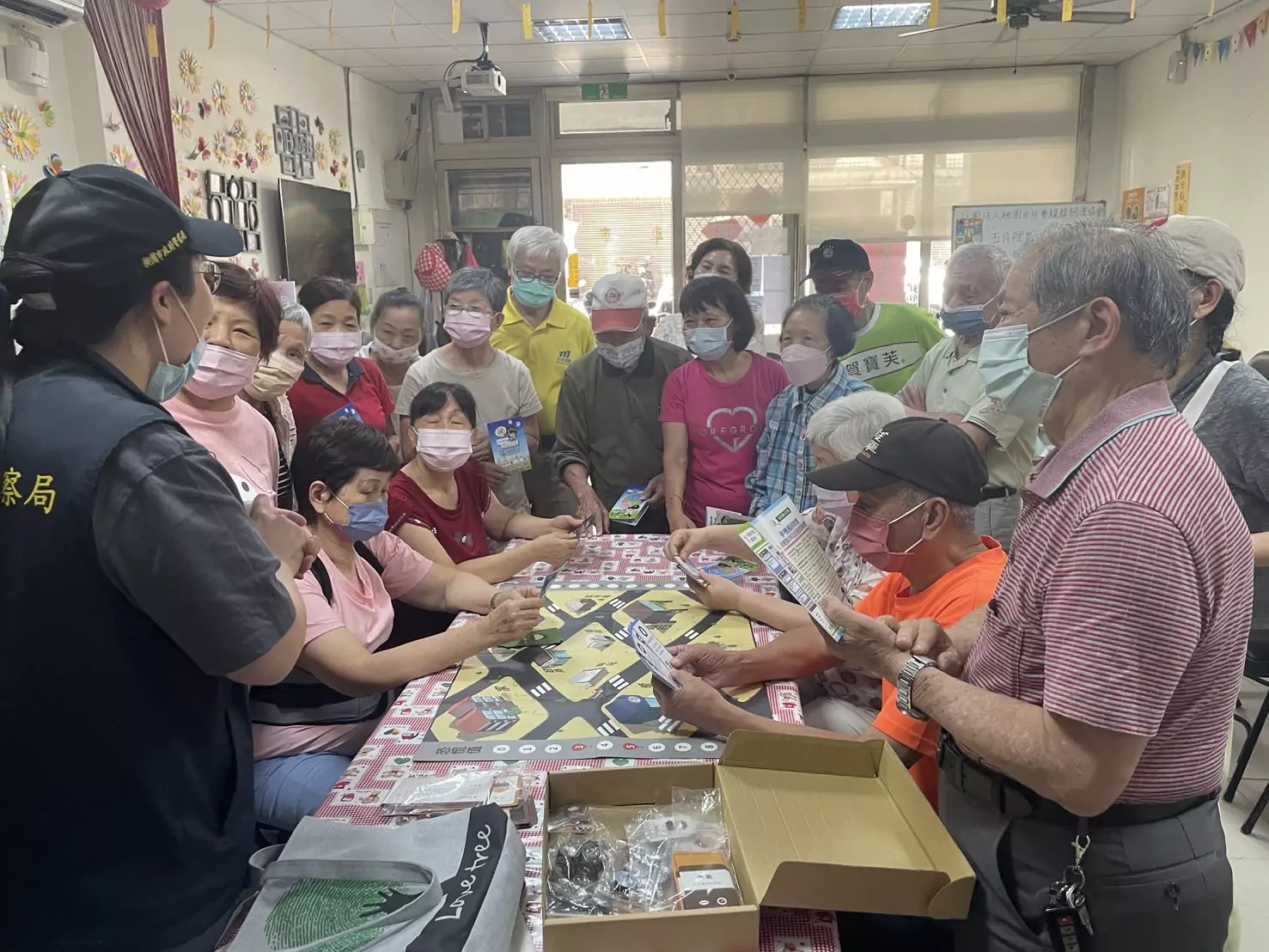 龜山警守護銀髮族荷包 防詐騙桌遊寓教於樂 龜山警守護銀髮族荷包 防詐騙桌遊寓教於樂