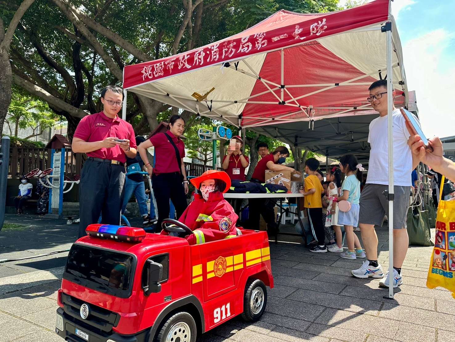 桃園、三民消防分隊前進東埔公園 強化大小朋友防災觀念 S 621092895 0