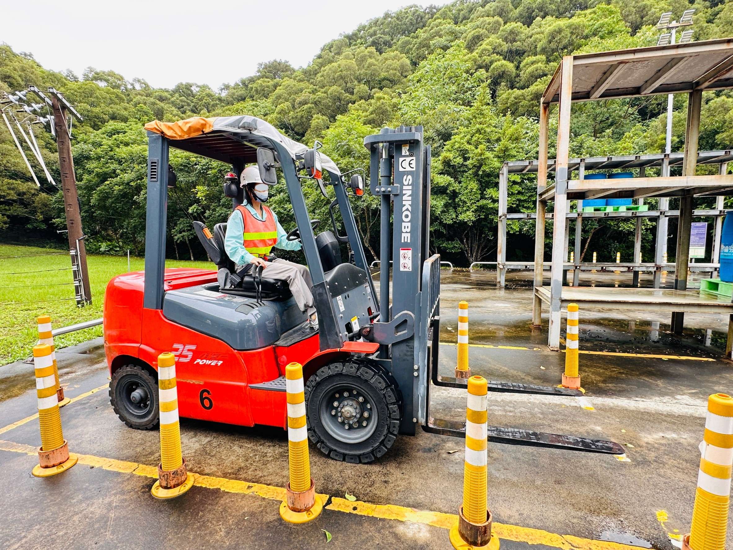 勞動部桃竹苗分署輔導 女更生人考取堆高機證照穩定就業 S 76234769