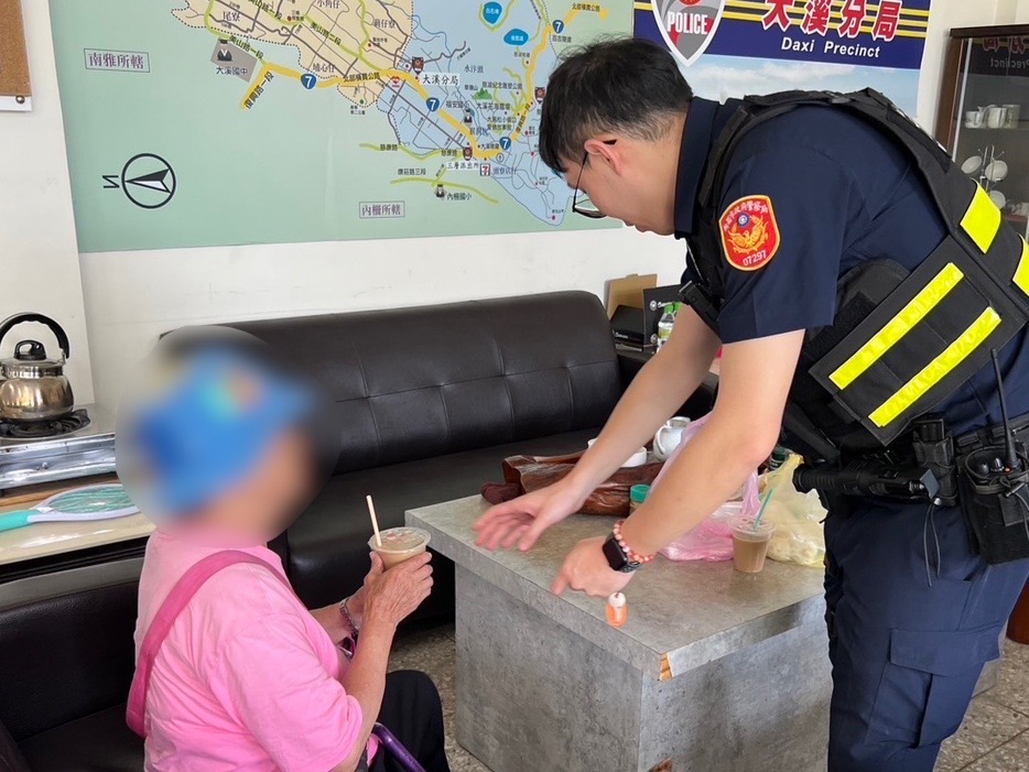 8旬婦搭計程車迷途 大溪警靠1關鍵線索找到家屬 S 98025563 0