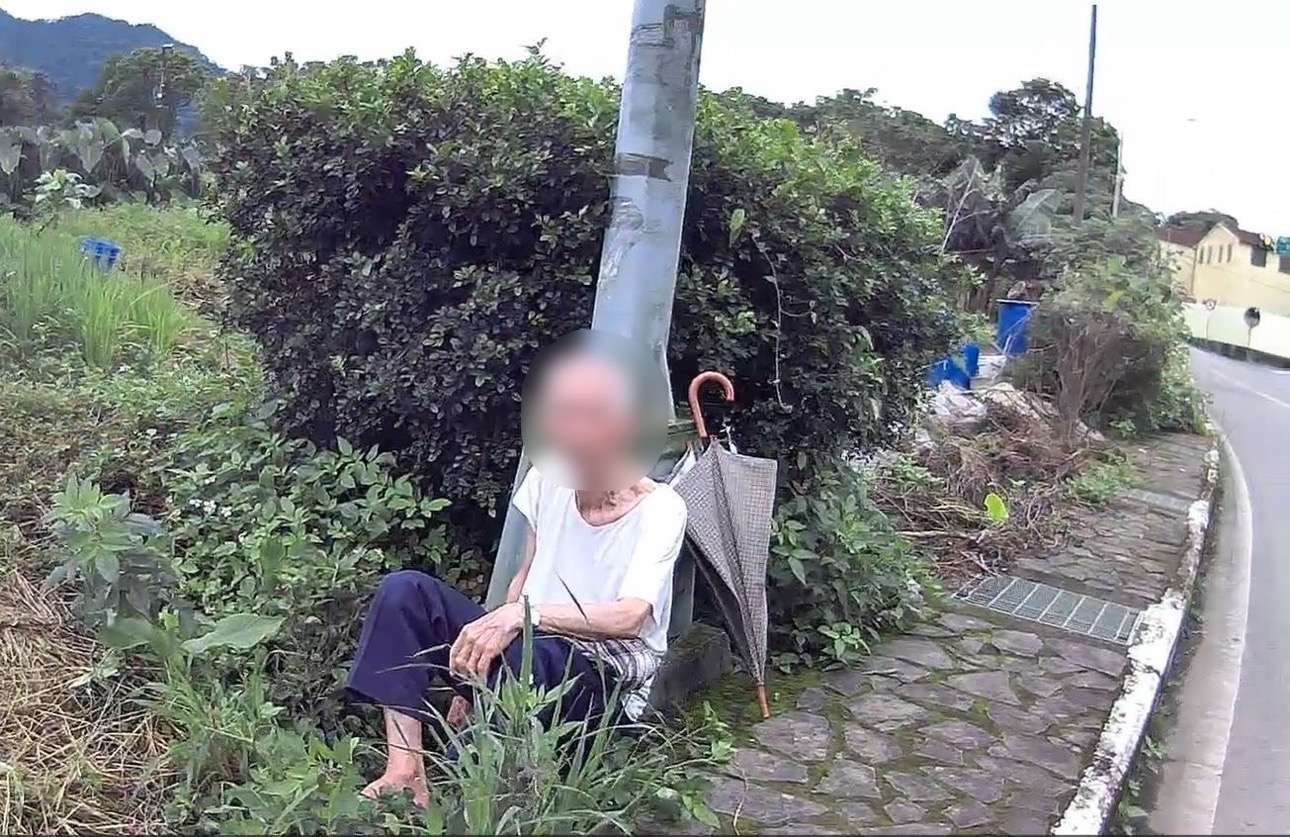 8旬翁1原因跌坐路旁 大溪暖警助他返家 S 99172378