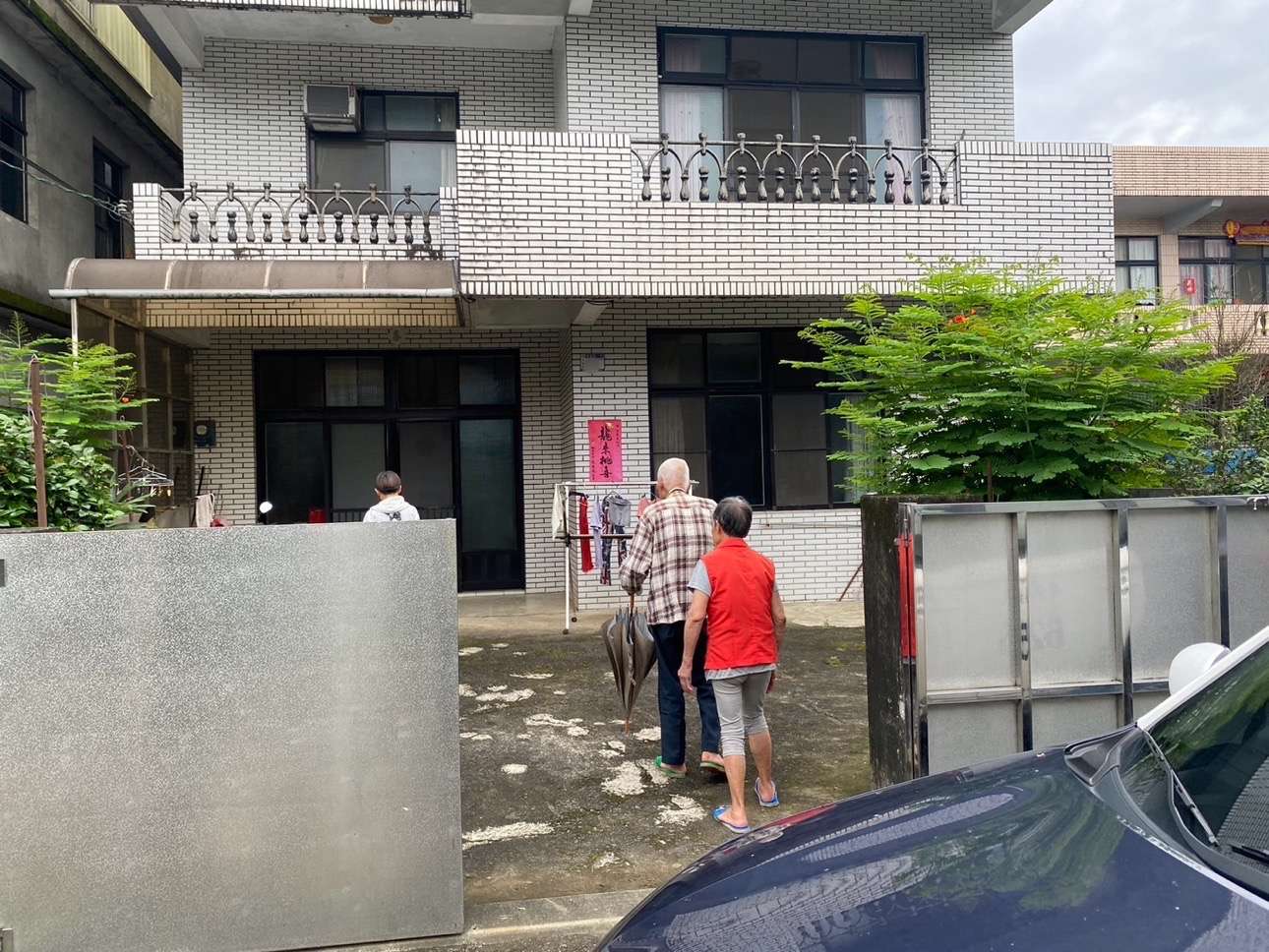 8旬翁1原因跌坐路旁 大溪暖警助他返家 S 99172382