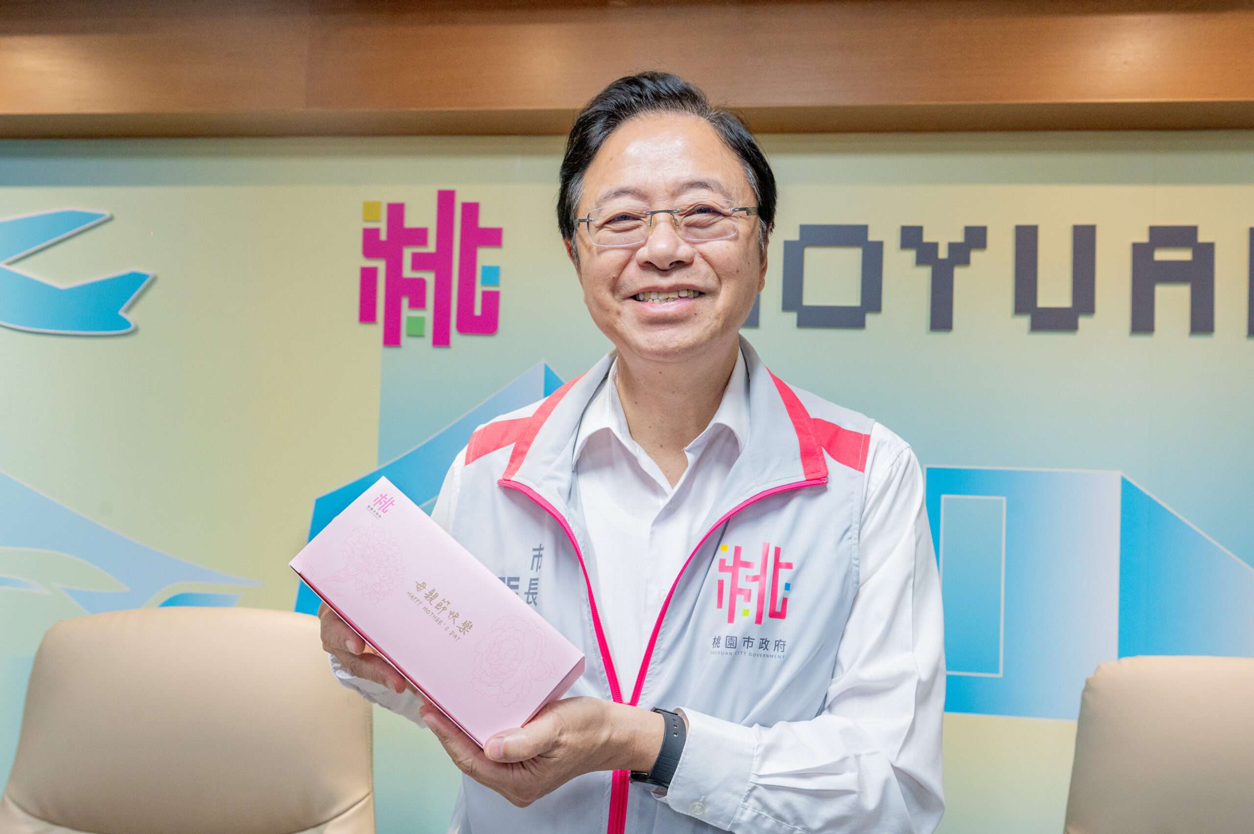 感謝市府團隊辛勞!張善政暖心贈母親節禮盒 Z62 2252 scaled