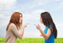 喝酒火氣大!2女碰撞釀爭執 中壢街頭7人上演全武行