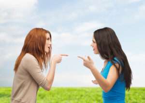 喝酒火氣大！2女碰撞釀爭執 中壢街頭7人上演全武行