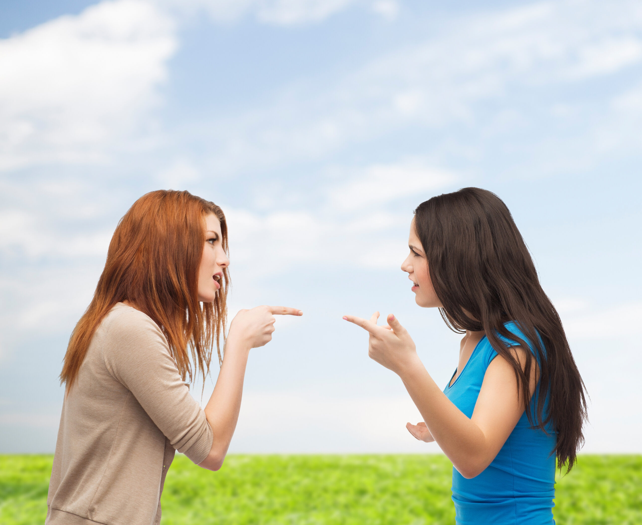 喝酒火氣大!2女碰撞釀爭執 中壢街頭7人上演全武行 bullying friendship people concept two teenagers having fight scaled