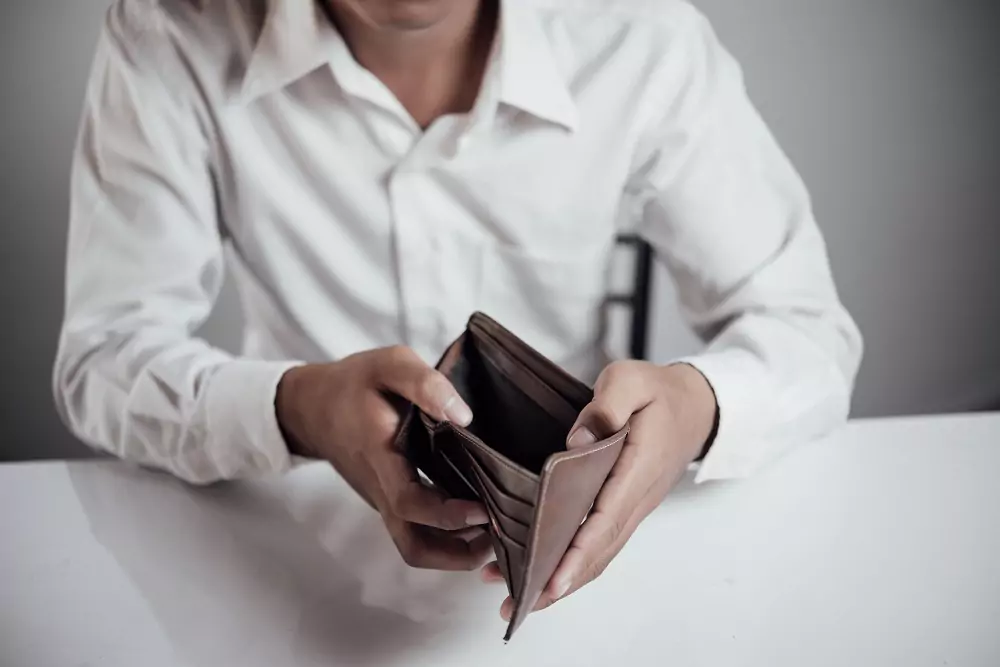 勞工注意!4職業工會被列黑名單 勞保局籲會員勿再繳保費 businessman saving money