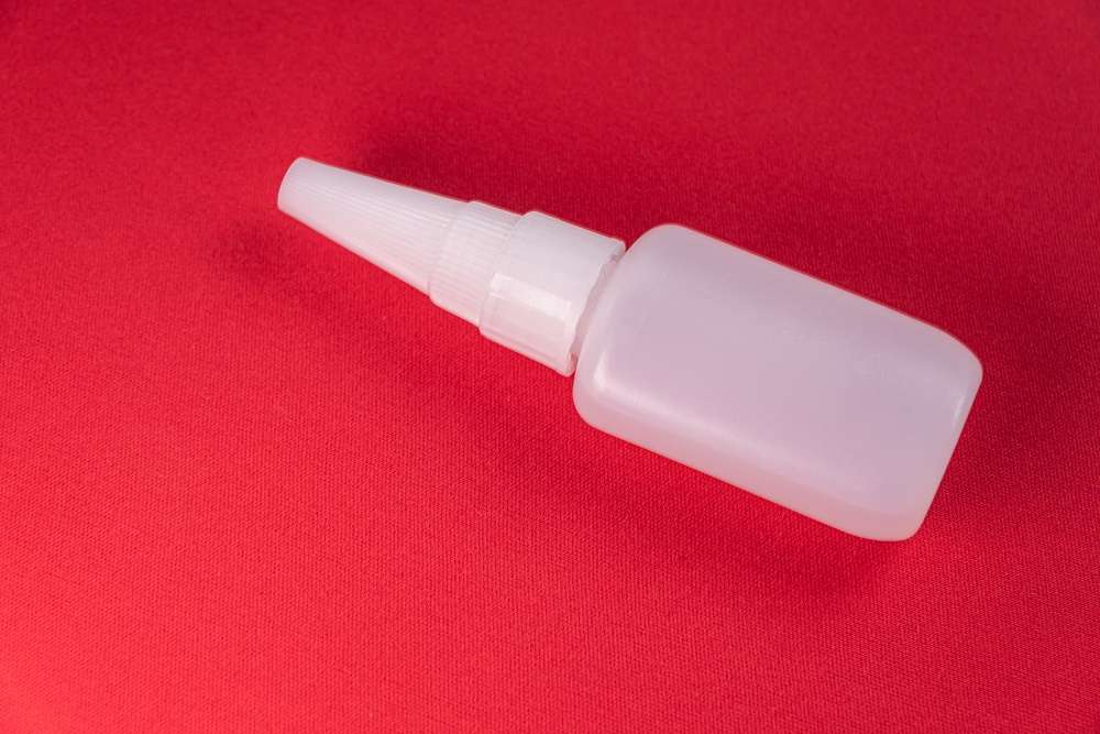 他拿三秒膠灌機車鑰匙孔報復前女友 手機定位露餡了 close up details glue bottle isolated