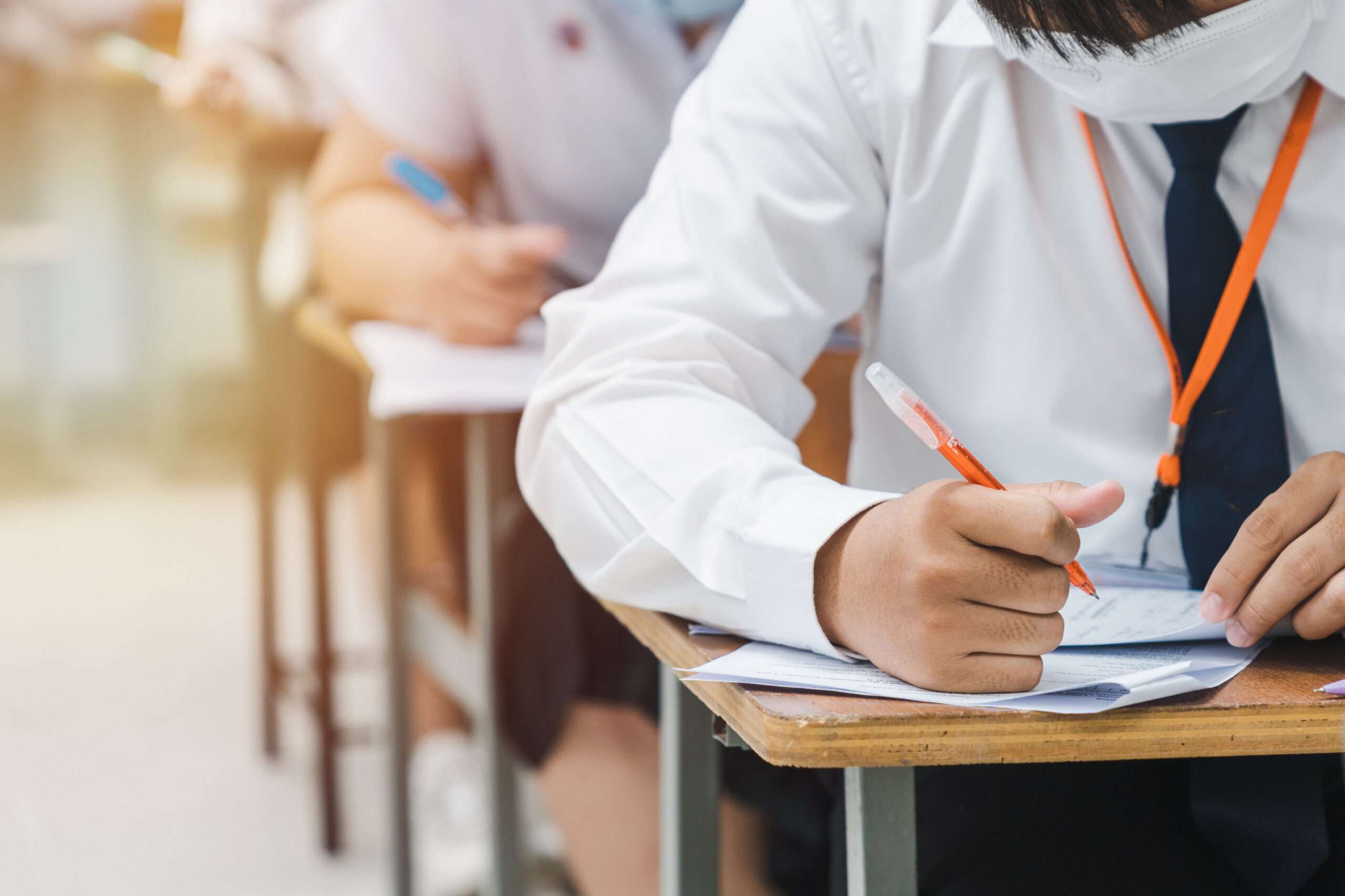 他學測74級分涉學習歷程檔案造假 多間醫學系正取資格沒了 college students writing final examination papers classroom concentratively scaled