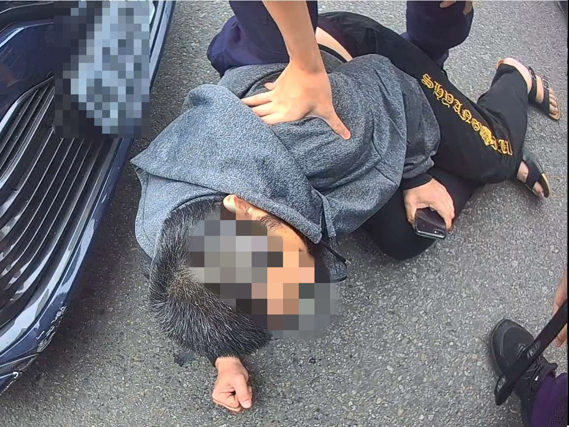 【有片】掛失竊車牌拒檢加速逃 撞上無辜小客車 fgkgkgk