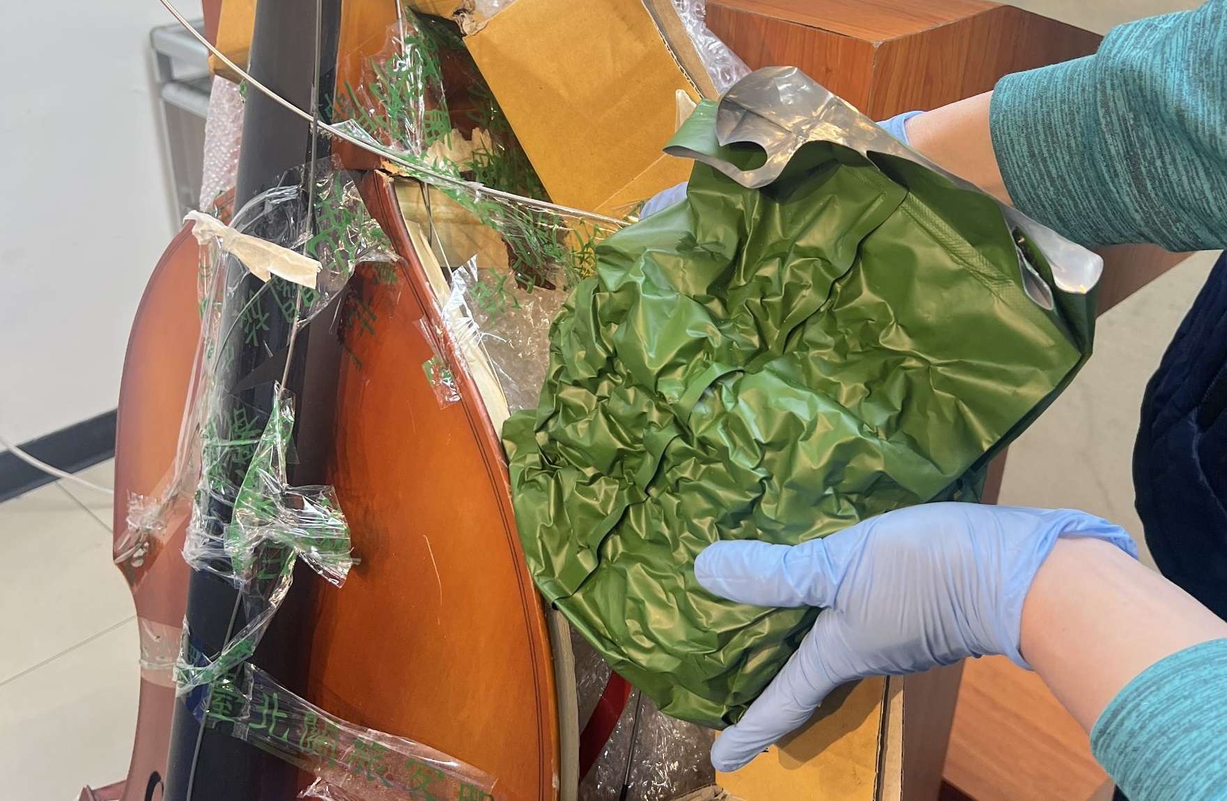 【有片】港男扮音樂家 大提琴藏市價逾千萬大麻花來台