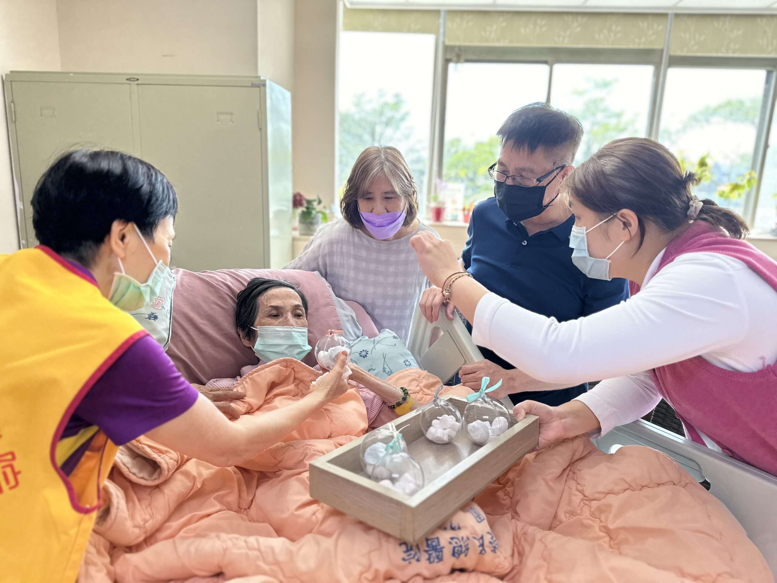 北榮桃分院安寧病房母親節活動 兒女為媽媽做精油按摩 gtet45e4 scaled