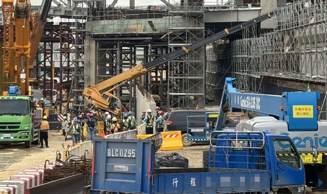 桃機第三航廈工安意外 大型吊車突傾斜