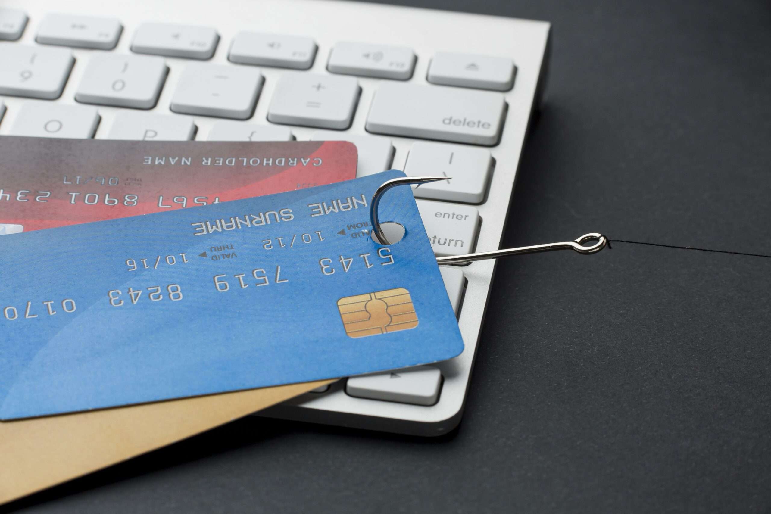 加油刷卡系統錯誤、異常扣款?中油提醒:都是詐騙 high angle keyboard with credit cards hook phishing scaled