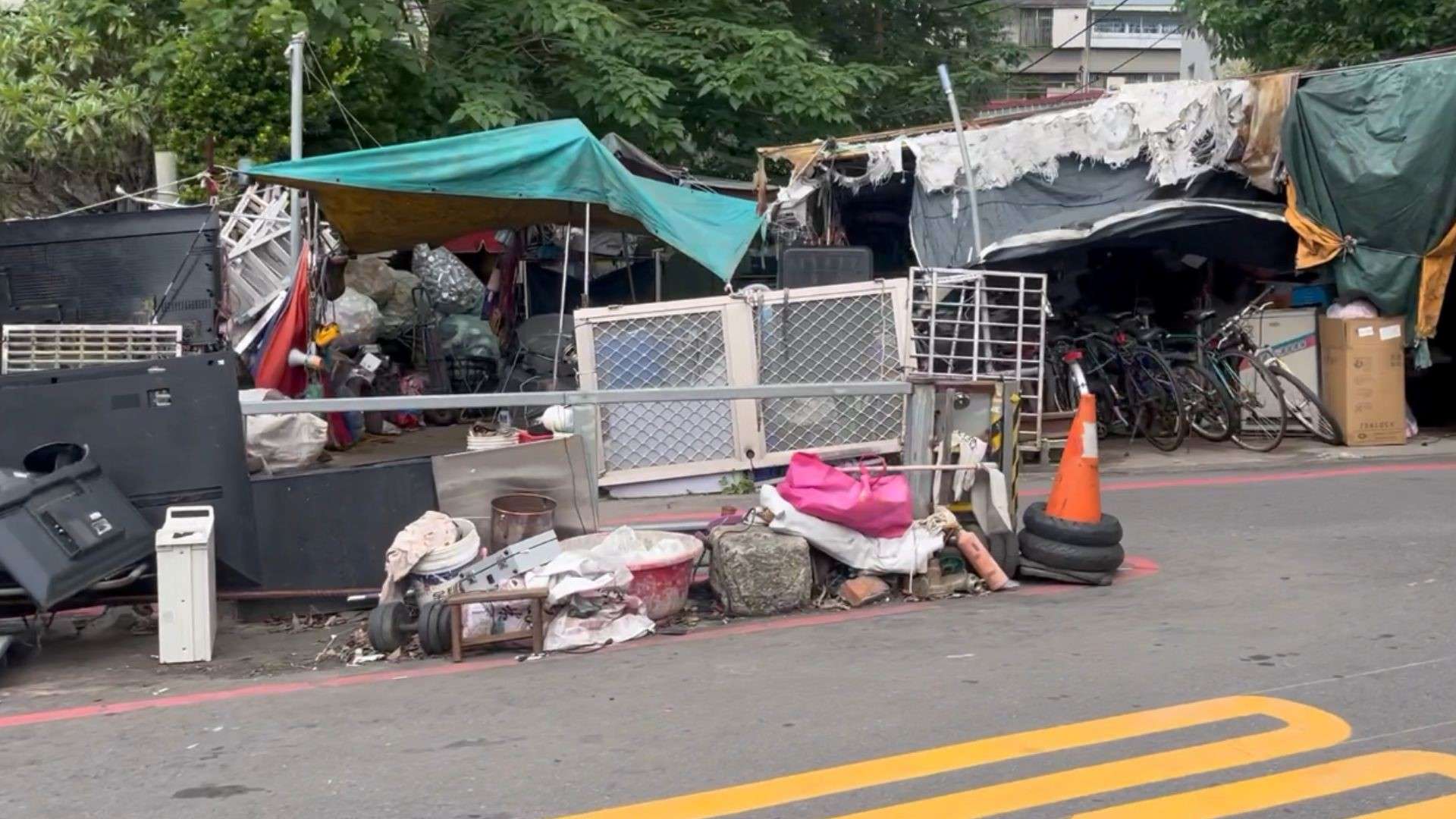 大量回收物堆路邊擾鄰 桃園都發局出手了 huiuhgygf5