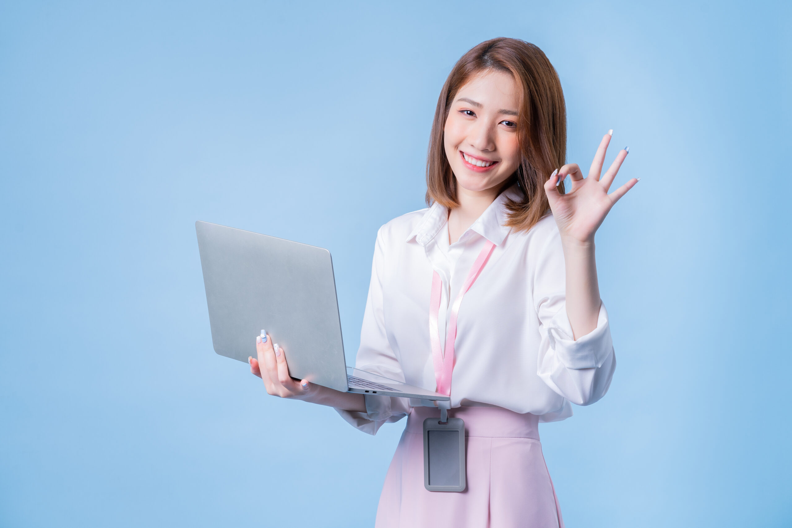 公部門暑期工讀抽籤出爐 桃就服處提醒這件事 image young asian businesswoman blue background scaled