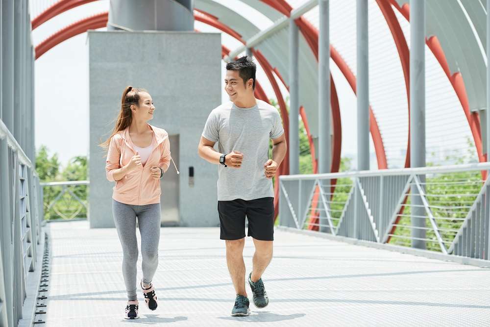 外出運動不用保暖?國健署:恐引發心肌梗塞 jogging couple