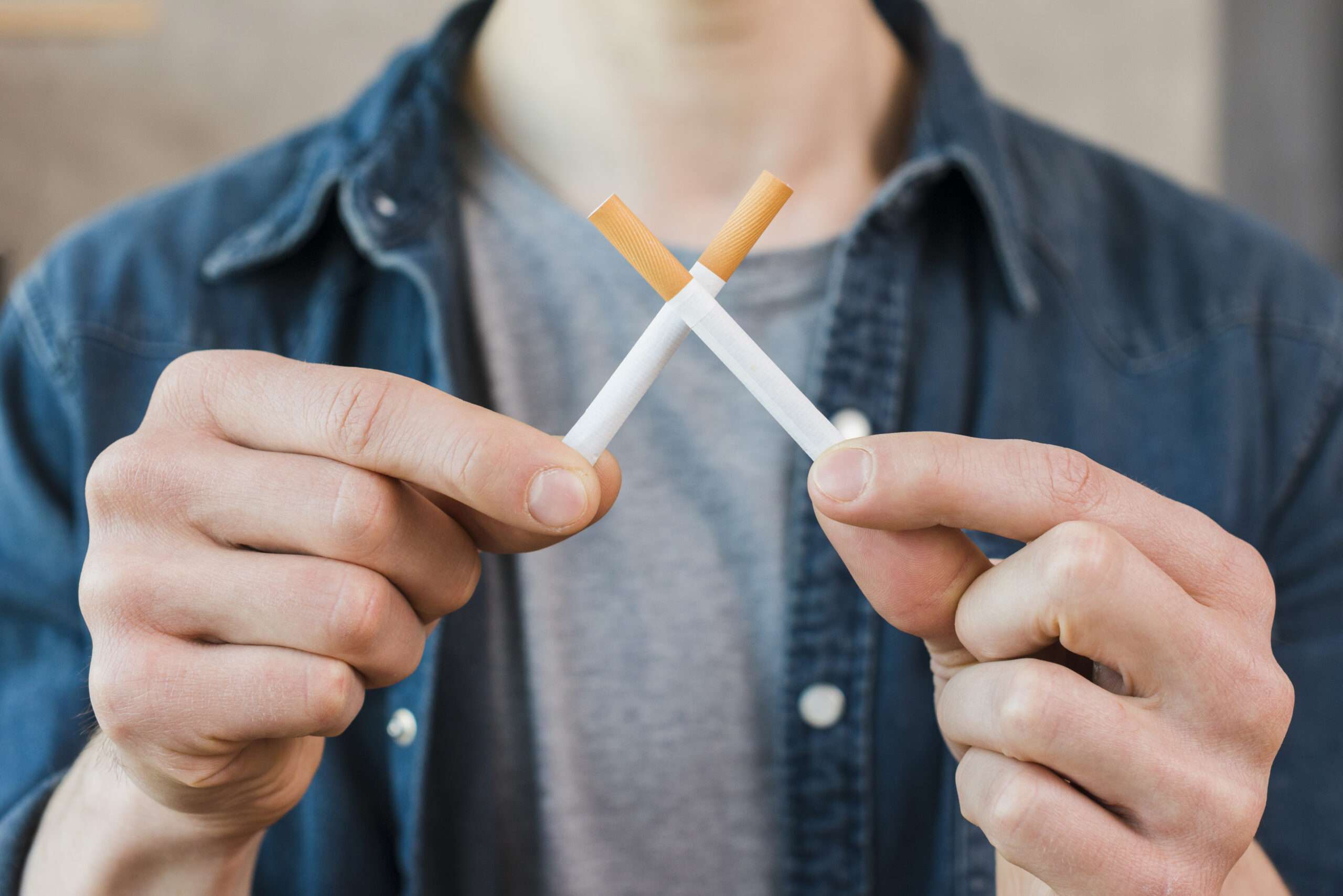 吸菸舒緩考試壓力?國健署揭真相「正好相反」 man s hand holding crossed cigarettes scaled