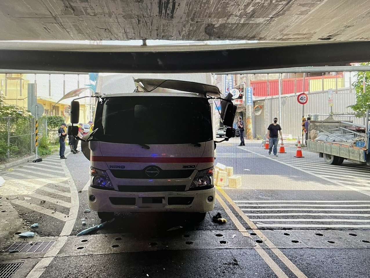 大貨車卡涵洞動彈不得 粗心駕駛流鼻血送醫