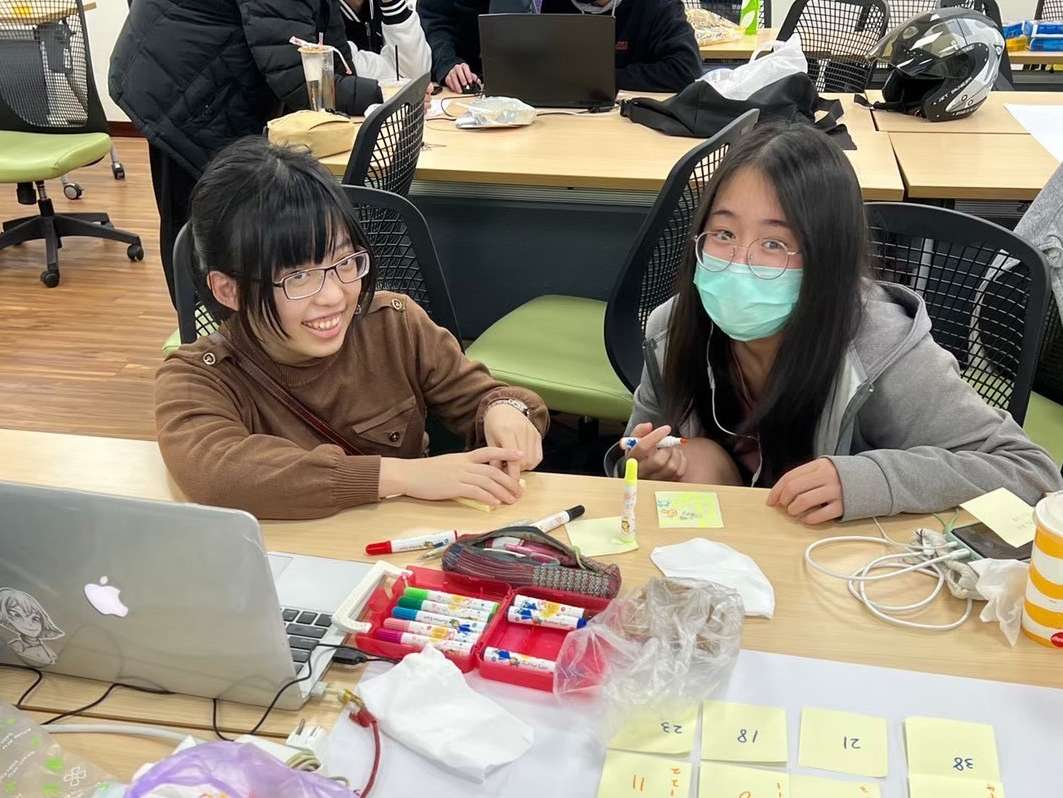 龍華科大文創系「如廁斗篷」守護貧窮地區女性 獲德國iF學生設計大賽肯定 保護貧困地區孩童女性如廁隱私 龍華科大文創系獲iF學生設計大獎 2